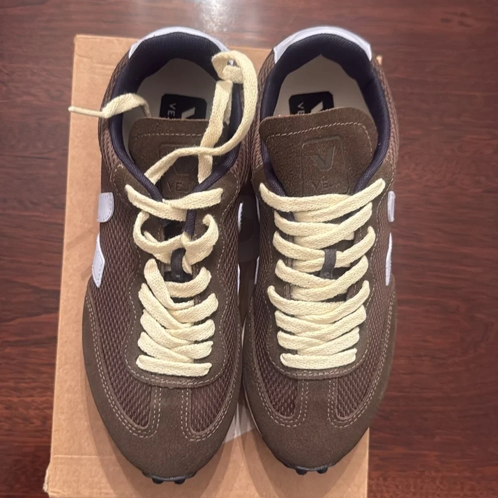 NWT Veja Rio Branco Alvaromesh Eagle Swan Sneakers Size 7 (Euro 38) - Picture 3 of 6